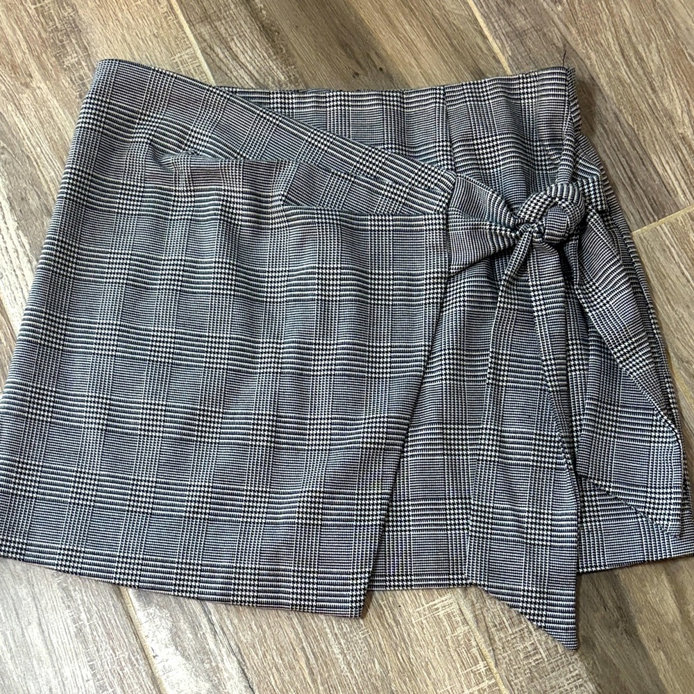 Forever 21 Black and White Plaid Mini Skirt size small in excellent condition